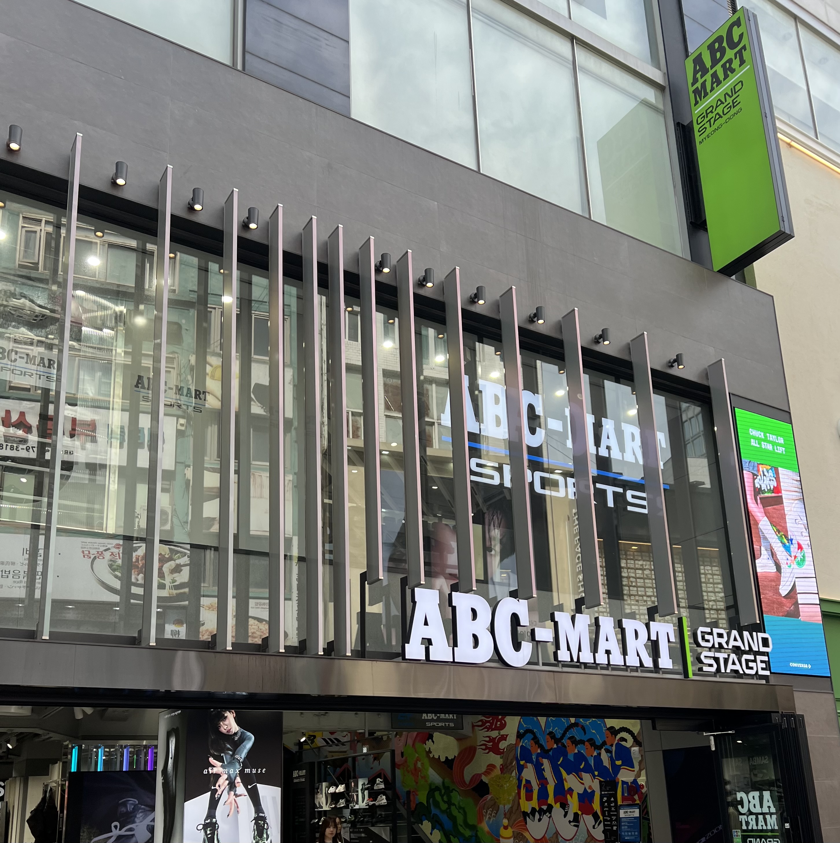 ABC Mart (韩国最大的多品类鞋子卖场)